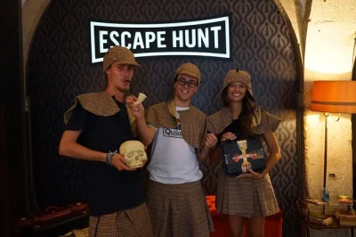 Vivi l’avventura di escape hunt a lisbona: gioco detective con amici, stanza privata, costumi e un game master dedicato—foto ricordo inviate subito dopo.