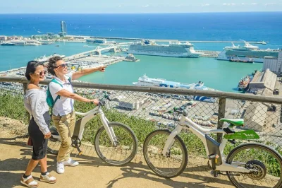 Scopri barcellona in e-bike, sali sulla funivia di montjuïc e naviga lungo la costa con un piccolo gruppo. guida, biglietti e attrezzatura inclusi.