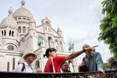 Comienza en moulin rouge, prueba un croissant premiado, recorre las calles empedradas de montmartre con un guía local y descubre sacré-cœur desde un ángulo diferente. grupo pequeño, incluye degus