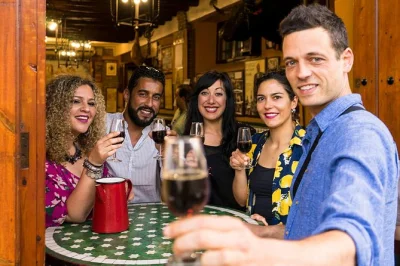 Sevilla entdecken bei einer geführten tapas-tour – vier authentische bars, zehn regionale gerichte und getränke inklusive. abendspaziergang voller geschichten und unvergesslicher aromen.