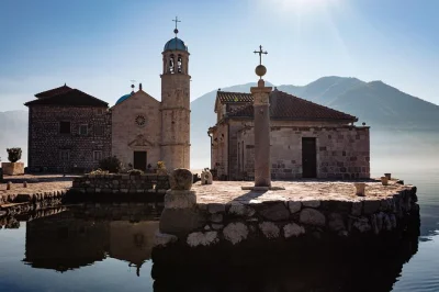 Explore montenegro em um bate-volta saindo de dubrovnik, visitando kotor e perast, com opção de passeio de barco até nossa senhora das rochas. transporte e busca no hotel inclusos.