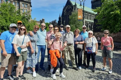 Empieza en george square, visita la catedral de glasgow y el arte urbano, y descubre historias locales con un guía de la ciudad. grupos pequeños, salidas diarias—reserva pronto para verano.
