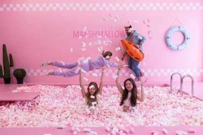 Entdecke krakau im be happy museum mit bunten fotospots, süßen pastellwelten und witzigen kulissen. ticket inklusive – ideal für familien und alle, die spaß suchen.