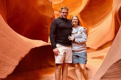 Sinta o silêncio do antelope canyon, faça a trilha até o mirante de horseshoe bend e aproveite um piquenique com vista para glen canyon. tour em grupo pequeno com guia navajo e almoço incluído.