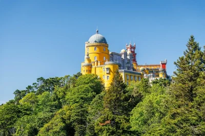 Scopri la magia dei palazzi di sintra e la costa di cascais in un tour di un giorno da lisbona. include biglietti per il palazzo pena, guida locale e panorami sull’atlantico.