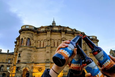 Descubre edimburgo old town con una ruta de pubs, 6 cervezas locales para probar, historias de un guía auténtico y ambiente de grupo pequeño. incluye cask ale y todas las degustaciones.