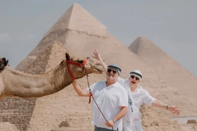 Erlebe die magie des alten Ägypten bei den pyramiden von gizeh und der sphinx – mit privatem guide, panoramafotos und lokalem mittagessen. abholung von hotels in kairo inklusive.