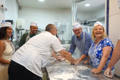In neapel lernst du bei einem lokalen koch, echte neapolitanische pizza zu formen, genießt frische vorspeisen und bekommst ein diplom. alle utensilien, getränke und herzlicher empfang inklusive.