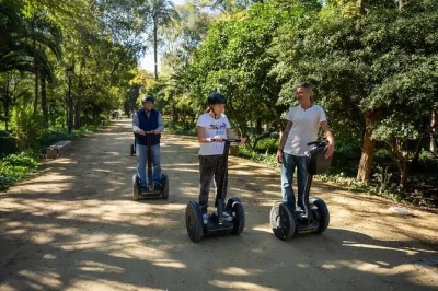 Erlebe sevilla auf dem segway – von der plaza de españa bis triana mit spannenden geschichten eines einheimischen. helm inklusive, alle wichtigen sehenswürdigkeiten in nur 2 stunden.