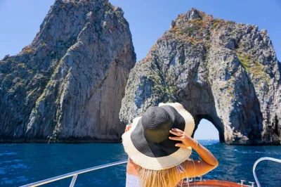 Erlebe eine bootstour ab sorrent zur insel capri mit badepausen, snacks und limoncello-verkostung. inklusive abholung, lokalem skipper und persönlicher atmosphäre.