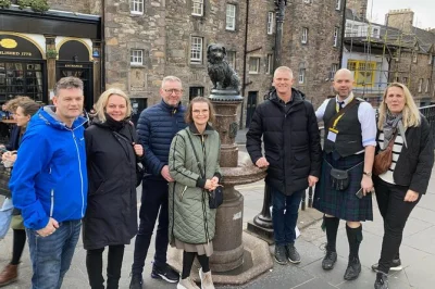 Descubre la old town de edimburgo con un guía local vestido con kilt, imágenes de archivo únicas y relatos de reyes y pícaros. acceso para cochecitos y secretos locales incluidos.