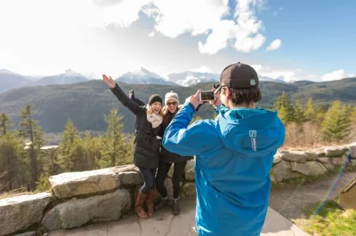 Entdecke shannon falls, schwebe mit der sea to sky gondola über den howe sound und schlendere entspannt durch whistler village – inklusive hotelabholung.