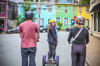 Descubre halifax en segway: recorre el waterfront, la ciudadela y los jardines públicos con un guía local. casco, auriculares y agua incluidos.