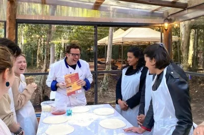 Roma, clase de cocina con chefs locales en un jardín, preparando pizza, pasta y tiramisú. incluye recogida, vino ilimitado y limoncello.