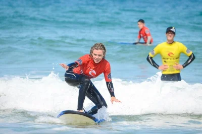 Siente el atlántico en newquay con una clase de surf para principiantes, equipo incluido. grupos pequeños, instructor experto, vestuarios y duchas calientes. reserva ya tu plaza.
