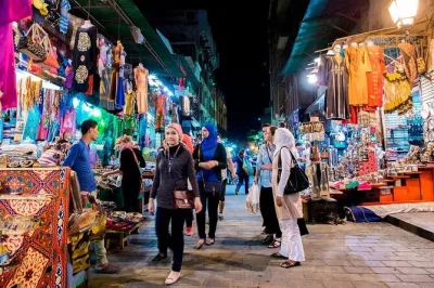 Descubra cairo à noite—passeie pela rua al-muizz, tome um chá no café el fishawi e desfrute de um jantar na cidade antiga. inclui transfer e guia.