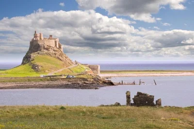 Edimburgo, holy island y castillo de alnwick: cruza calzadas entre mareas, prueba hidromiel de monjes, recorre jardines y revive historia con guía local. incluye traslado y guía en vivo.