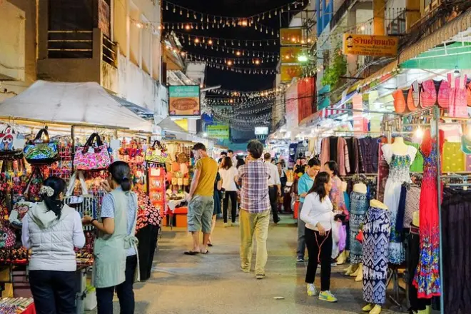 Chiang Rai Night Tour by Tuk Tuk: Fresh Market to Night Bazaar