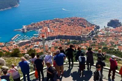 Descubra dubrovnik em um passeio panorâmico, explore o centro histórico a pé e aproveite o transfer com guia local e opções flexíveis de pickup.
