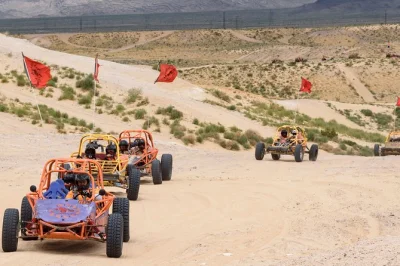 Sinta a adrenalina perto de las vegas com uma corrida de dune buggy, guia local, transfer do hotel e todo o equipamento de segurança incluso. aventura rápida no deserto te espera.