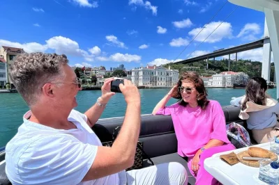 Disfruta de un crucero en yate por el bósforo en estambul, con parada en kanlıca para probar su famoso yogur y vistas a los palacios. grupo pequeño, incluye recogida y café turco.