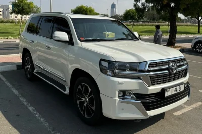 Dubai ankunft: privater flughafentransfer mit flexiblem routenplan, lokalem fahrer und gepäckservice. einfach buchen, stressfrei abholen lassen.