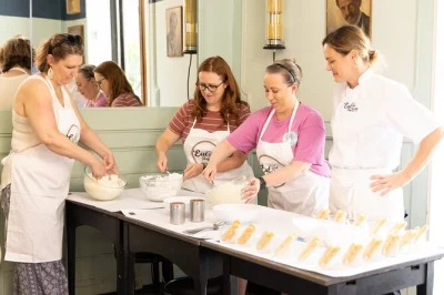 En roma, aprende a hacer pasta y tiramisú con un chef local. disfruta vino, limoncello y tus propias creaciones con todos los ingredientes incluidos.