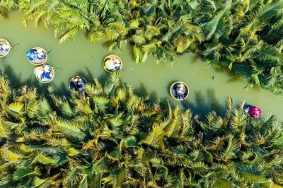 Scivola nella foresta di cocco di hoi an su una basket boat, prova a lanciare la rete con i pescatori locali e passeggia tra le strade illuminate dalle lanterne. include pick-up in hotel, cena e guida
