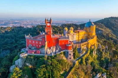 Scopri i colori di sintra, visita il palazzo pena con guida, senti il vento dell’atlantico a cabo da roca e passeggia per cascais. tour con pickup e guida esperta inclusi.
