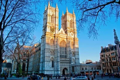 Feel the buzz of westminster, see buckingham palace, big ben & parliament up close, and step inside westminster abbey with pre-booked entry—includes local guide.