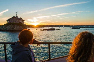 Vivi la brezza serale con una crociera al tramonto a newport nella baia di narragansett, tra storie locali, un “stuffie” tipico del rhode island e un brindisi con champagne incluso.