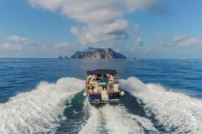 Parti da positano o praiano per un’escursione in piccolo gruppo a capri. naviga accanto alla grotta bianca, ai faraglioni e fai il bagno in baie cristalline. include pick-up e tempo libero sull’is