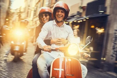 Siente el latir de roma en vespa, pasando por el coliseo y trastevere con un guía local. incluye recogida, pausas para café y todo el equipo.