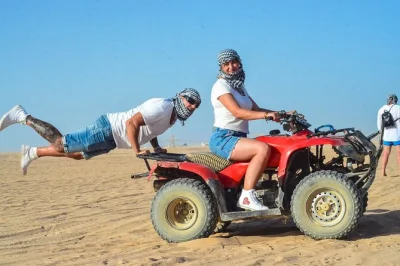 Vivi il deserto di hurghada con giri in atv, avventure in buggy, cammelli al tramonto e una cena bbq beduina sotto le stelle. include trasferimenti e spettacolo.