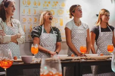Vive roma preparando pasta fresca y tres spritz italianos con un chef local. aprende recetas auténticas y disfruta bebidas incluidas en el corazón de la ciudad.