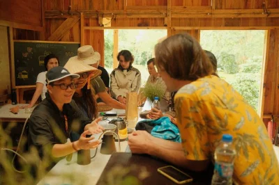 Scopri da lat con una visita a una fattoria di caffè arabica, partecipa a un laboratorio di tostatura e degustazione, incontra i coltivatori locali e gusta caffè freschissimo con trasporto incluso.