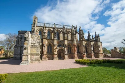 Descubre la historia de escocia con una excursión desde edimburgo a rosslyn chapel, castillo de stirling y abadía de dunfermline. guía experto y recogida incluida.