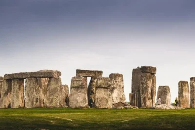 Pisa tierras milenarias en stonehenge, recorre los pueblos de cotswolds y descubre la magia de lacock abbey, todo con entradas y guía local incluidos.