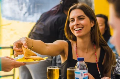 Scopri lisbona con una guida locale nel quartiere mouraria: tour gastronomico con degustazioni seduti, tappa in casa di fado e storie di quartiere. gruppi piccoli, bevande incluse.