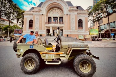 Scopri ho chi minh city a bordo di una jeep militare d’epoca, visita il museo dei resti della guerra e il vivace mercato di ben thanh. include il pick-up in hotel.