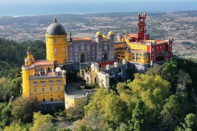 Scopri i palazzi di sintra, assaggia dolci tipici e ammira le scogliere di cabo da roca. include pickup in hotel, visite guidate e pranzo di gruppo.