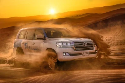 Erlebe die lahbab-wüste bei sonnenuntergang mit dune bashing, kamelreiten, 5-sterne bbq im al khayma camp, live-shows und sternenhimmel. inkl. hoteltransfer.