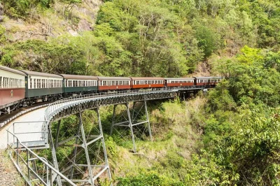Erlebe den regenwald auf der cairns-kuranda-tour mit der historischen bahn, der skyrail-seilbahn und entspanntem bummel durch die märkte. inklusive abholung.