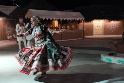 Erlebe die thar wüste ab jaisalmer: kamelritt bei sonnenuntergang, besuch in kuldhara & khaba fort, rajasthani abendessen und live-folk-show.