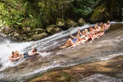 Erlebe erfrischende schwimmspots an regenwald-wasserfällen, entdecke schnabeltiere bei babinda boulders und genieße ein warmes mittagessen auf deinem cairns-ausflug zu den atherton tablelands.