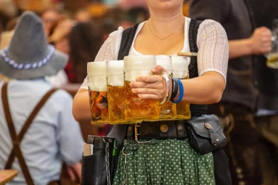 Monaco, oktoberfest e birra bavarese autentica: passeggiata in città, pranzo e tavolo riservato con 2 litri di birra inclusi.