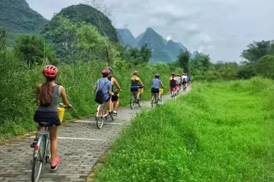 Yangshuo: Paseo en balsa y bici privado de medio día