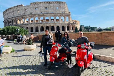 Siente el latir de roma en una ruta en vespa con guía local: coliseo, fontana di trevi y trastevere en solo 2.5 horas. casco incluido y opciones flexibles.