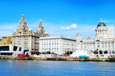 Descubre la historia de liverpool en un tour a pie con un historiador local. visita el royal liver building, albert dock y calles medievales. accesible para sillas de ruedas.