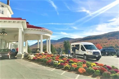 Explore as cores vibrantes das white mountains em new hampshire num passeio de um dia saindo de boston. inclui busca no hotel, paradas panorâmicas, almoço local e guia ao vivo.